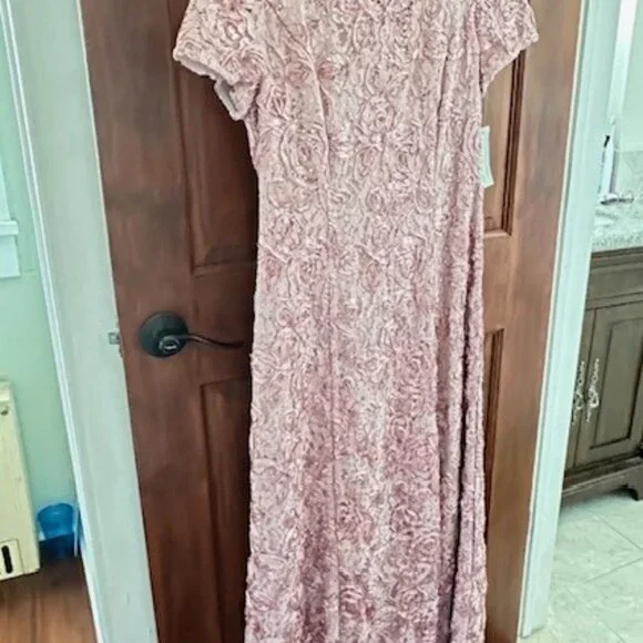 Alex Evenings Rosette A-Line Gown - 8P - Picture 2 of 4